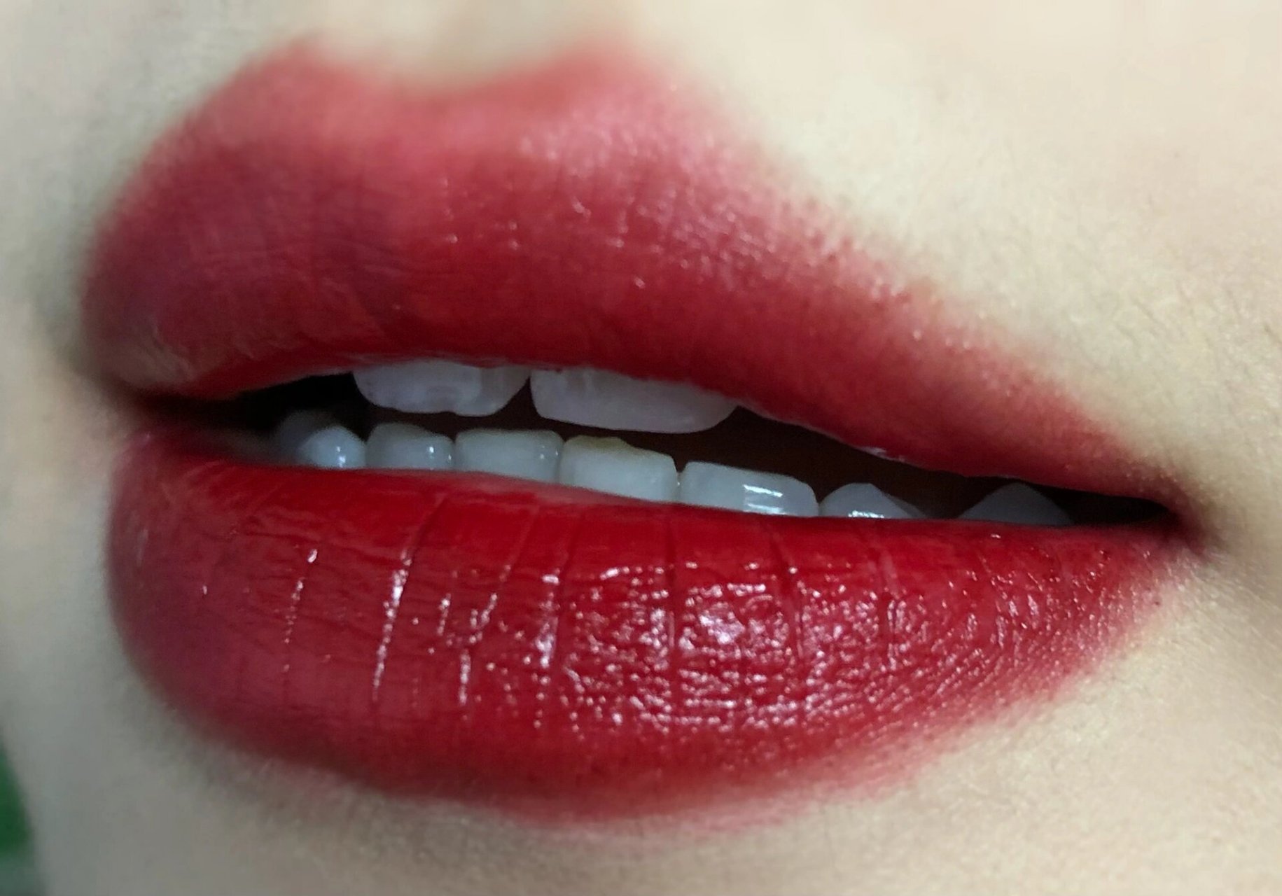 givenchy307 纪梵希307好像比较冷门 宝藏口红了 质地是滋润的,膏体上