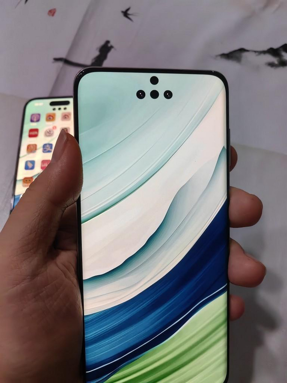 华为mate60 pro如果没有正面三颗孔,而是和友商一样的居中挖孔,传播