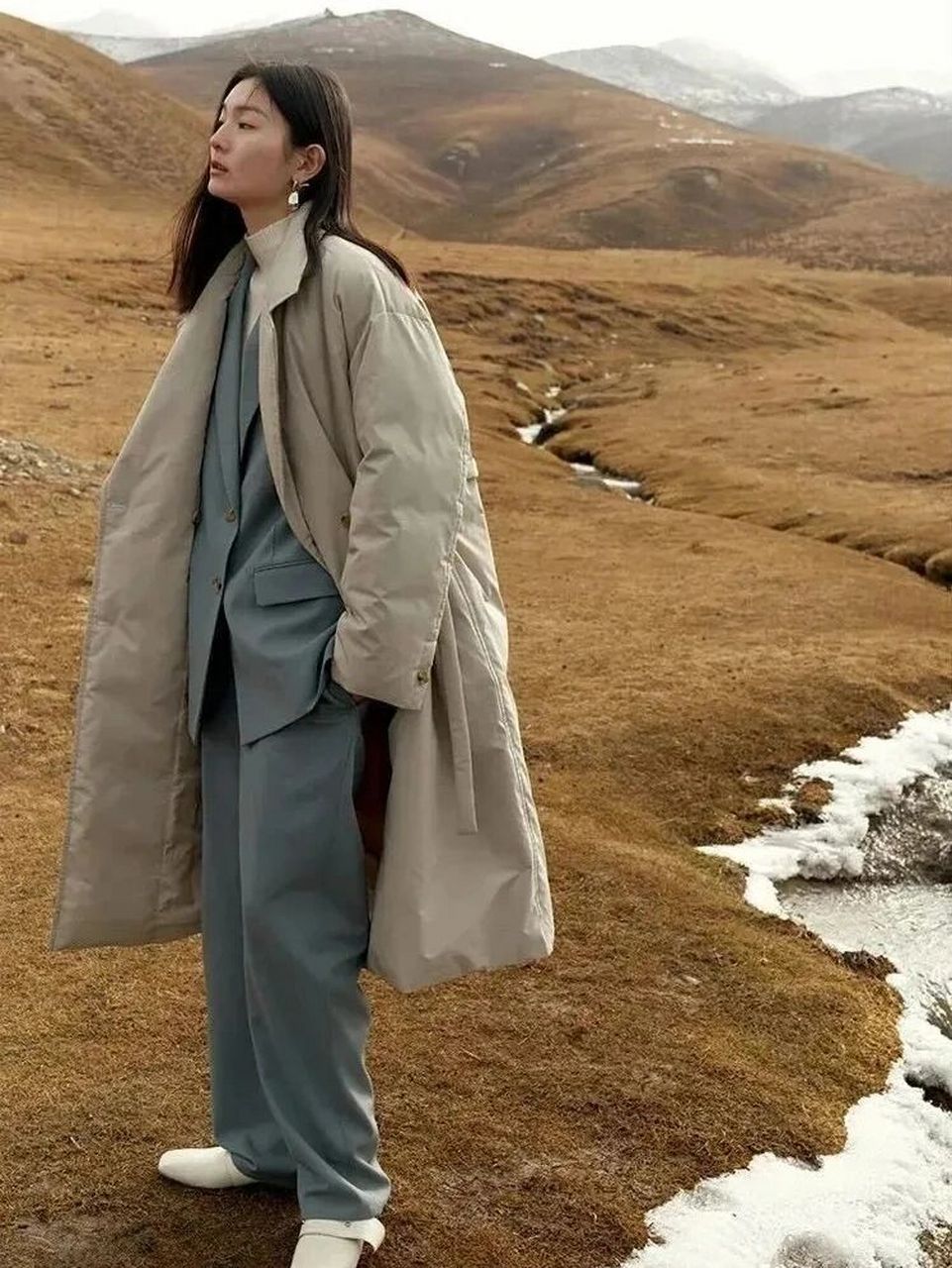 ootd羽绒 外套 叠穿是今年很火的搭配,在羽绒服里叠加一件外套不止