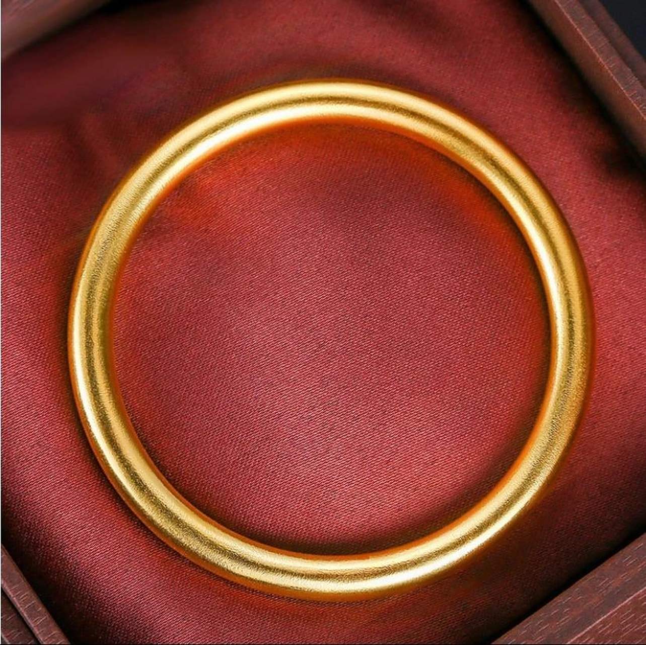 带你了解古法金手镯和普通手镯的区别 大家都知道古法手镯普遍比普通