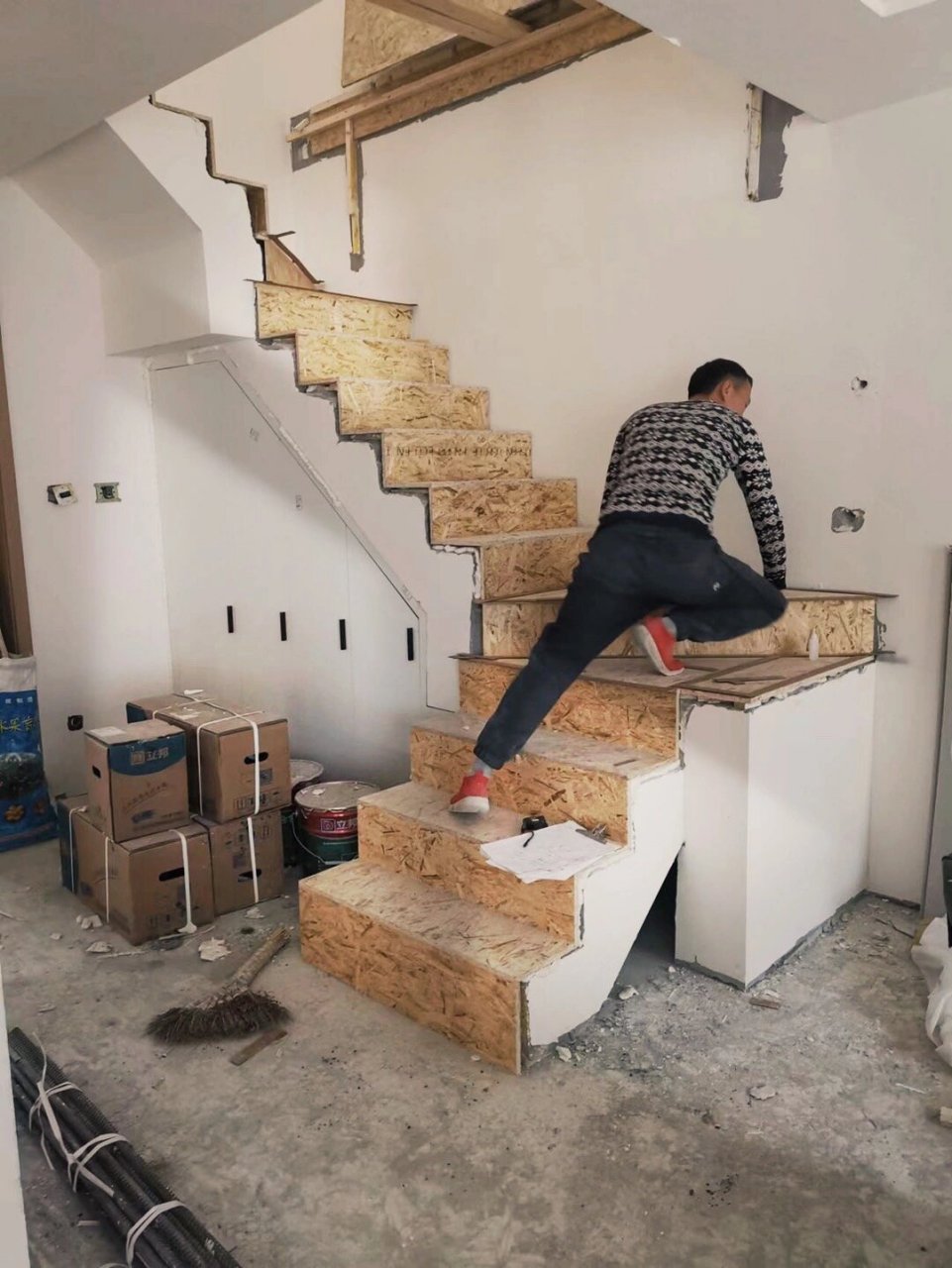 楼梯打基层 选的实木楼梯,师傅用欧松板打基层,干活很认真