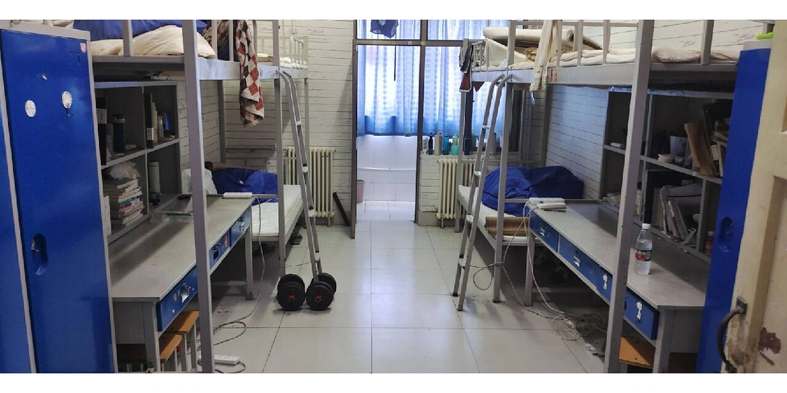 泰山学院南校情况 泰山学院 南校宿舍 图一:男生宿舍(上床下桌上下铺