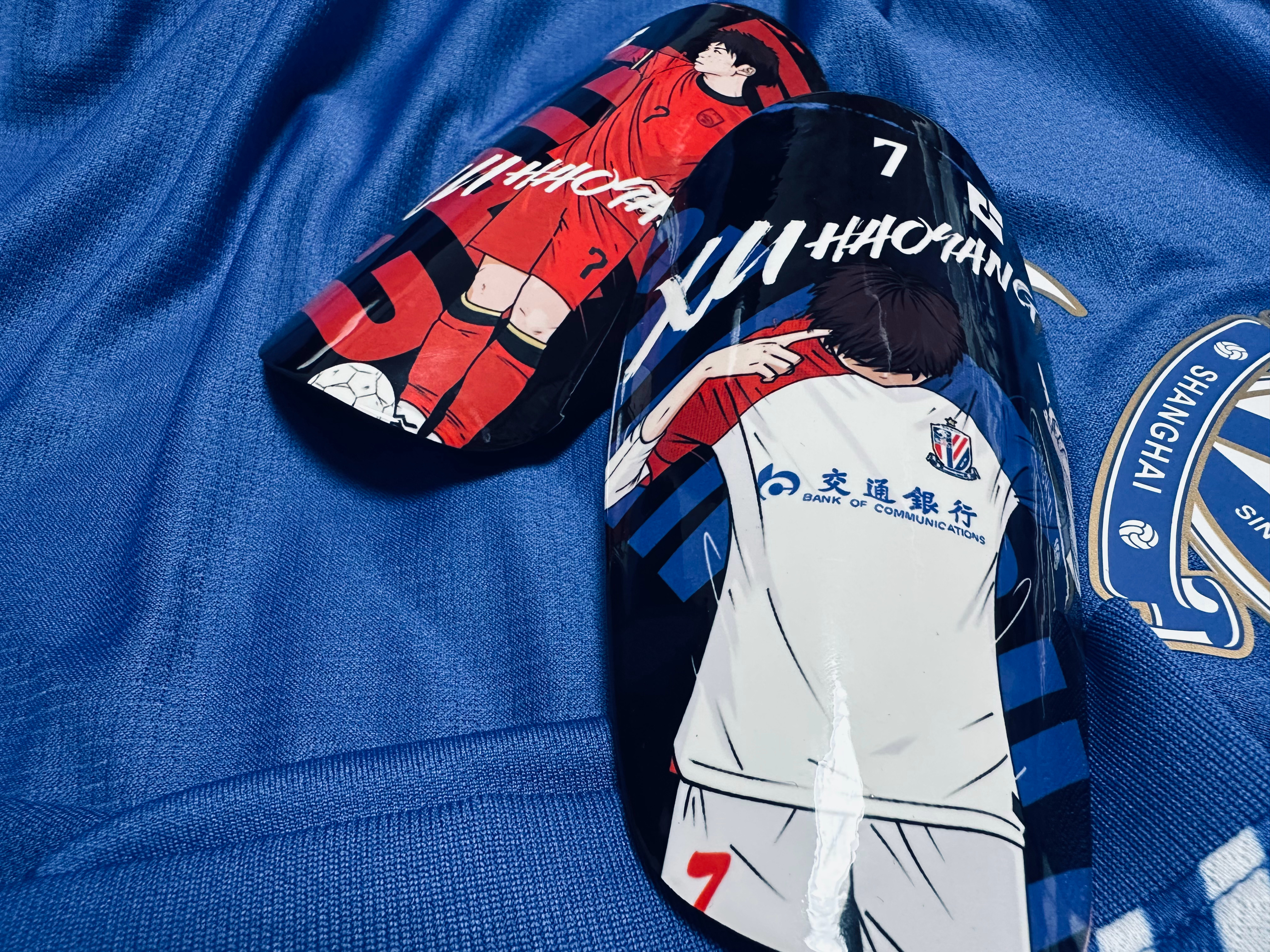 是来自無球跑動的两对碳纤维护腿板,徐皓阳和金顺凯的更衣室定制款