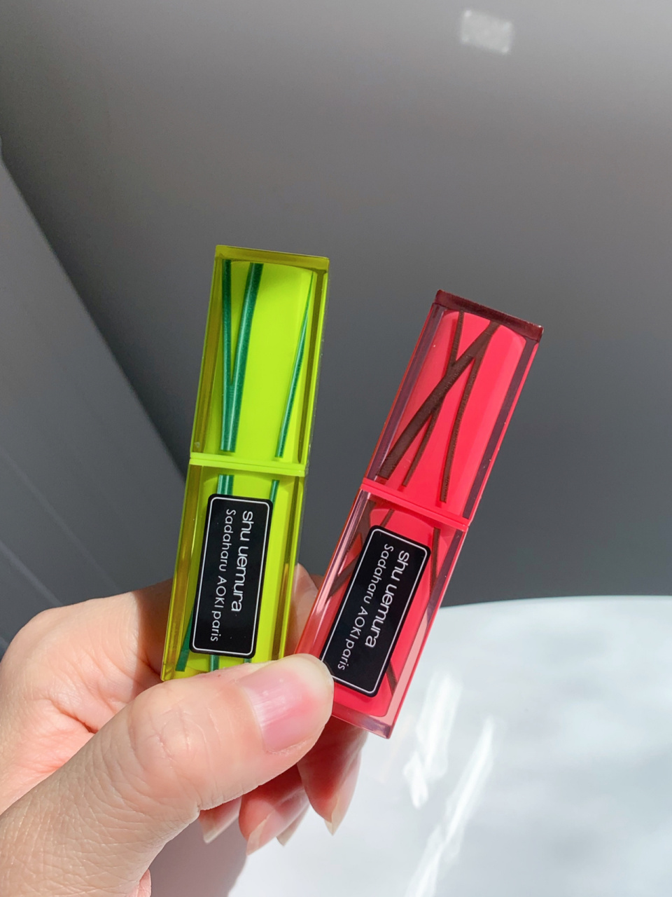 植村秀的新口红越看越香! 每次从包包里掏出来都好亮眼哇 .