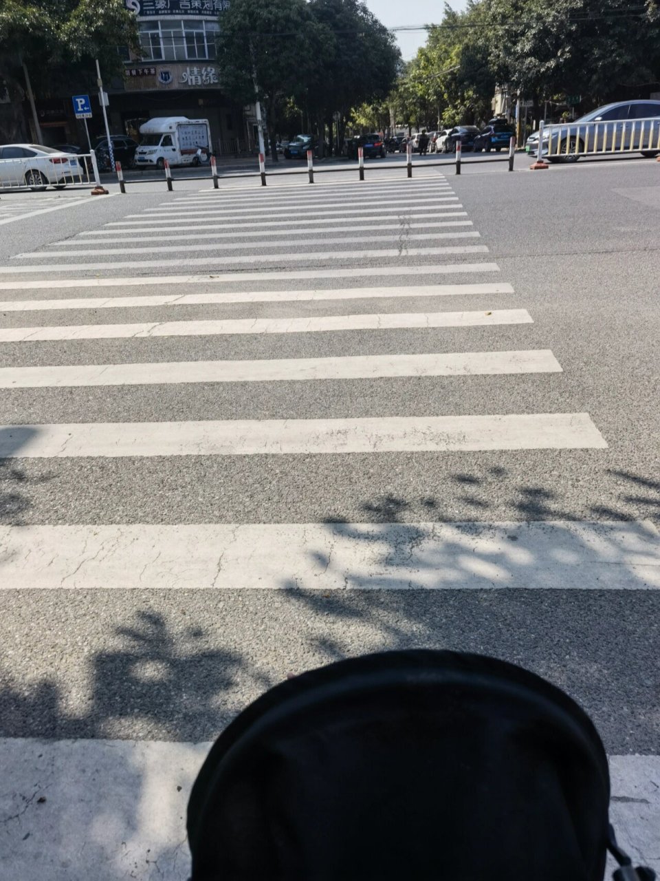 过马路中间拦一下要车连娃一起抬,公园也有这样的柱子.