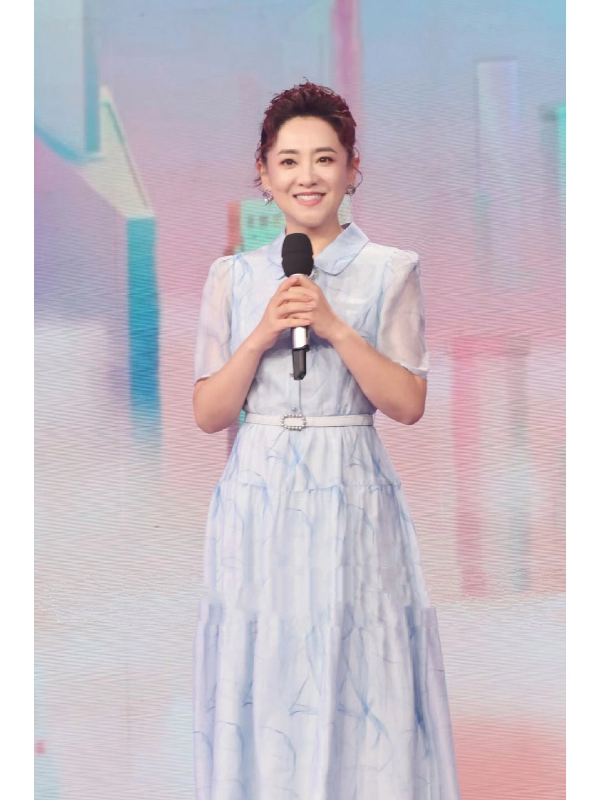 月亮姐姐 身着邦宝原创水波纹印花裙 亮相主持cctv