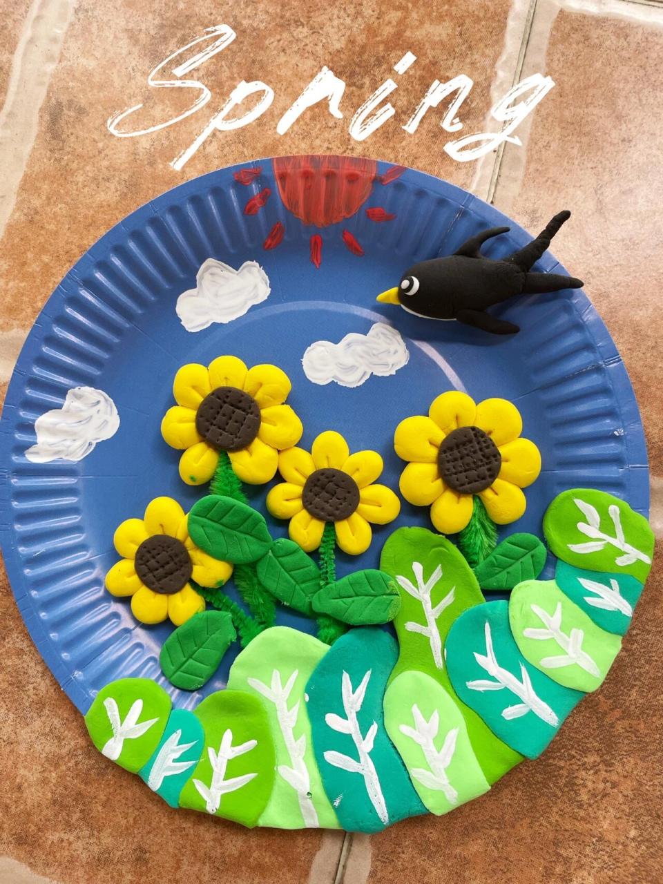 幼儿园手工 春天> 材料:超轻粘土,扭扭棒,纸盘 春天有向日葵还有小