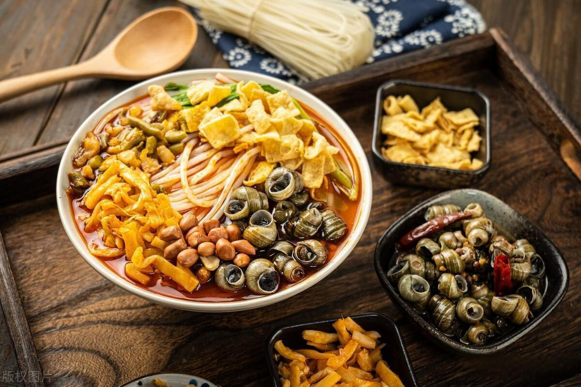 广西螺蛳粉:一碗美食,一座城市的记忆 广西壮族自治区的螺蛳粉是一道