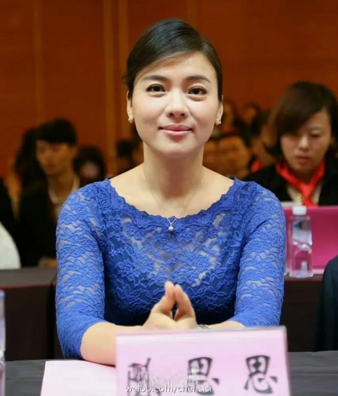 陈思思作为内地一线民歌歌唱家, 不但颜值高,水平高,职位高.