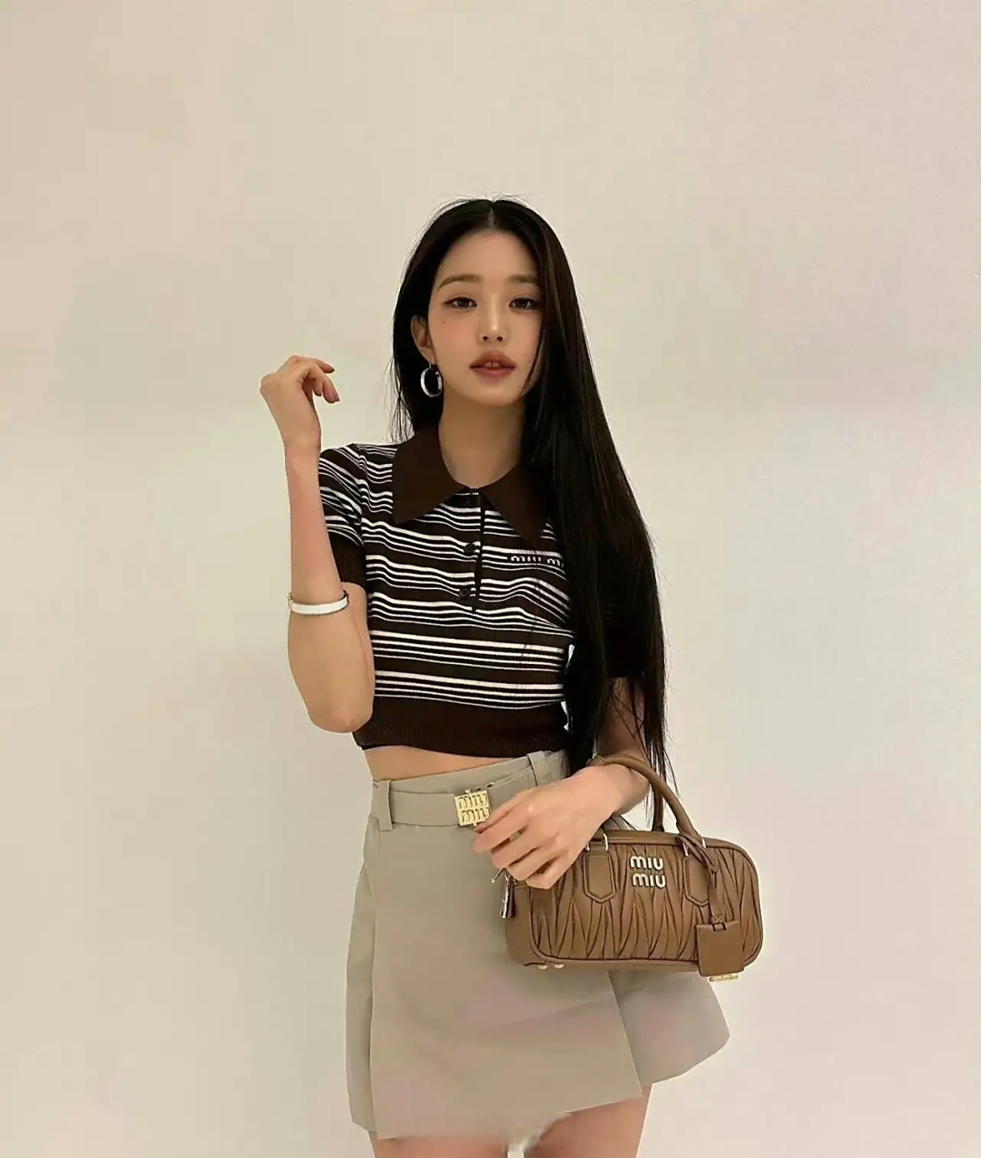 张元英和赵今麦近期都给miumiu拍了海报,大家来评一评,怎么感觉赵今麦