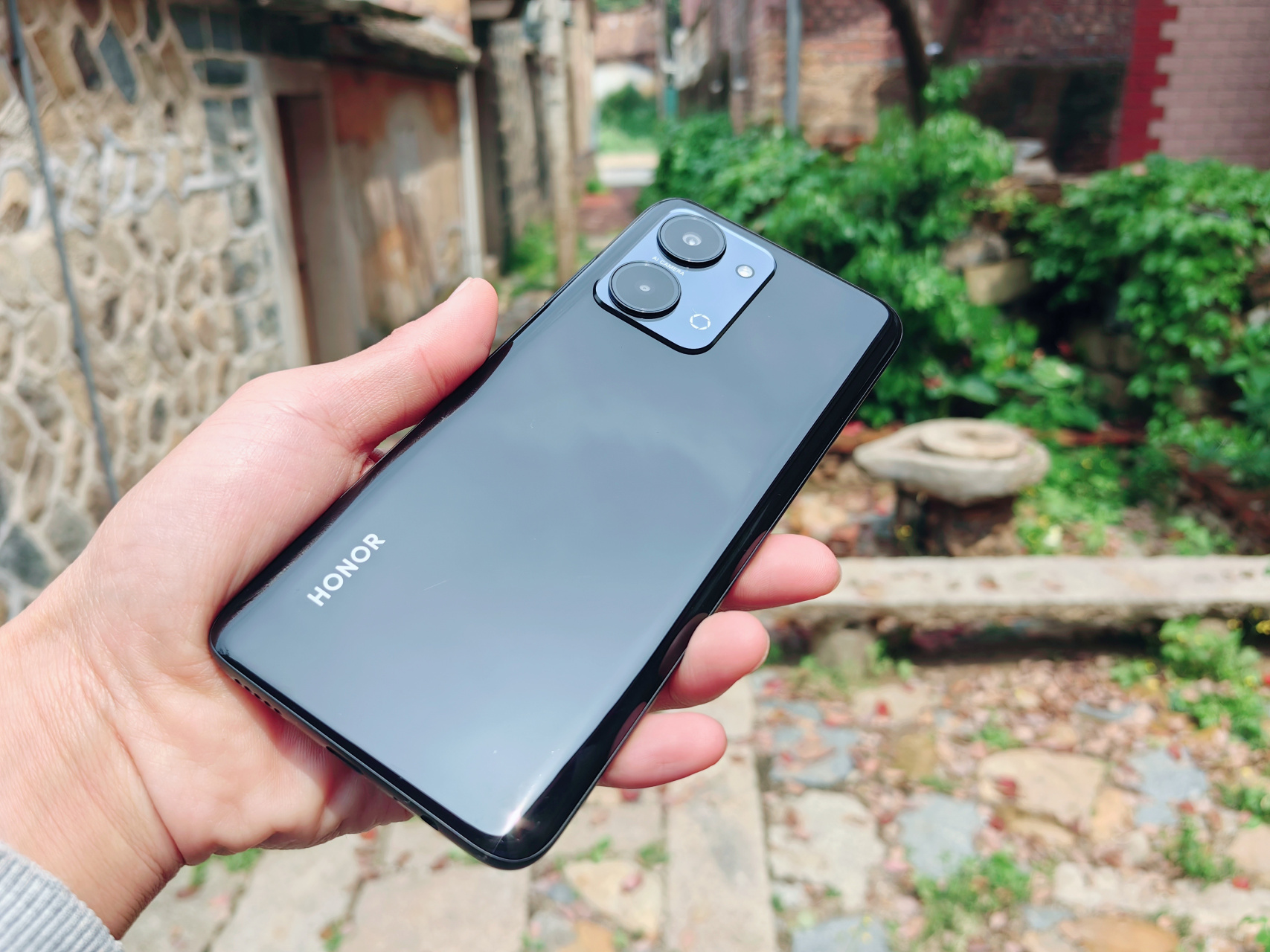 这是刚刚发布的  荣耀play 7t手机  外观设计非常不错,  虽然是千元机