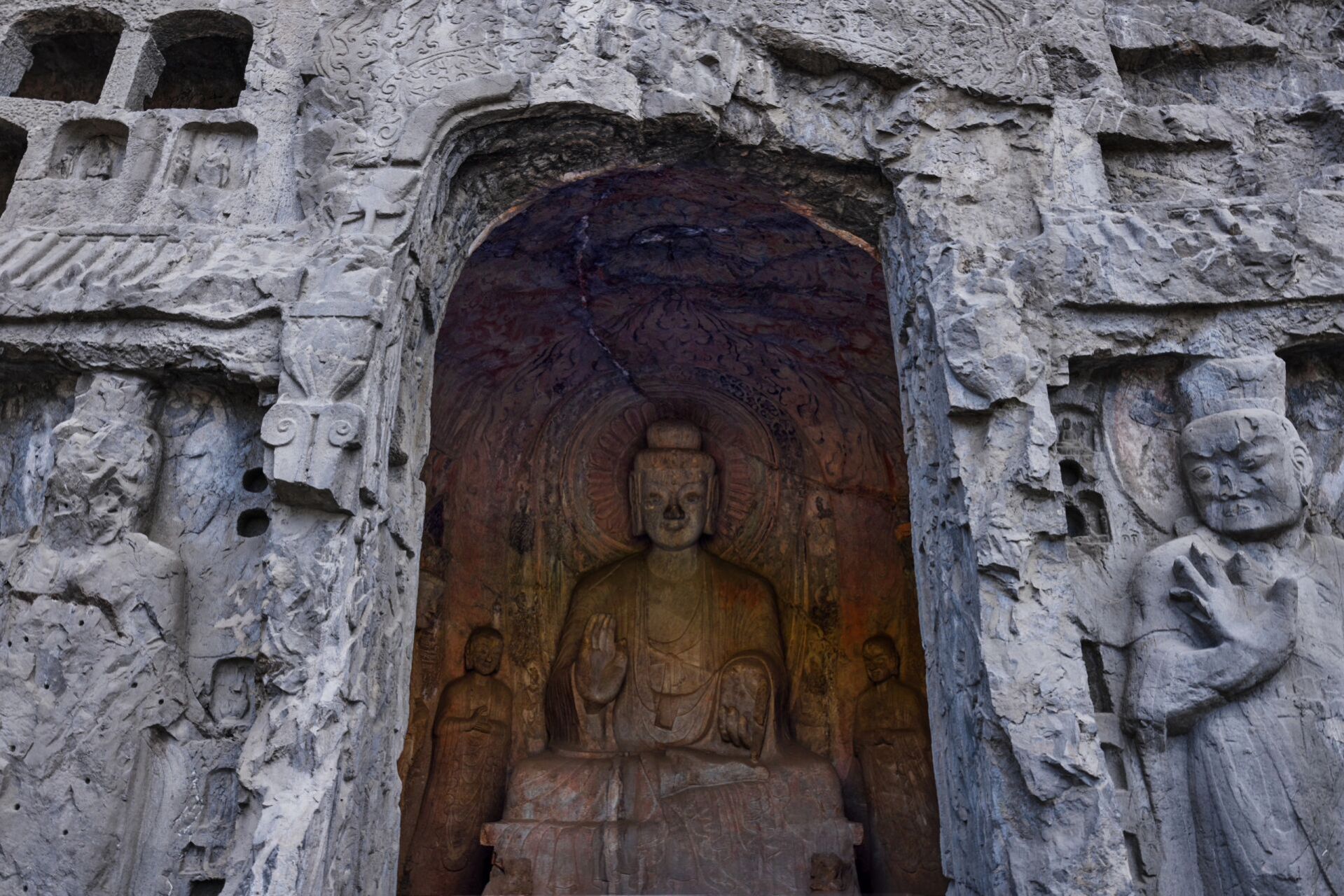 龙门石窟之宾阳三洞,中原艺术风格集大成者  	 宾阳三洞是龙门石窟