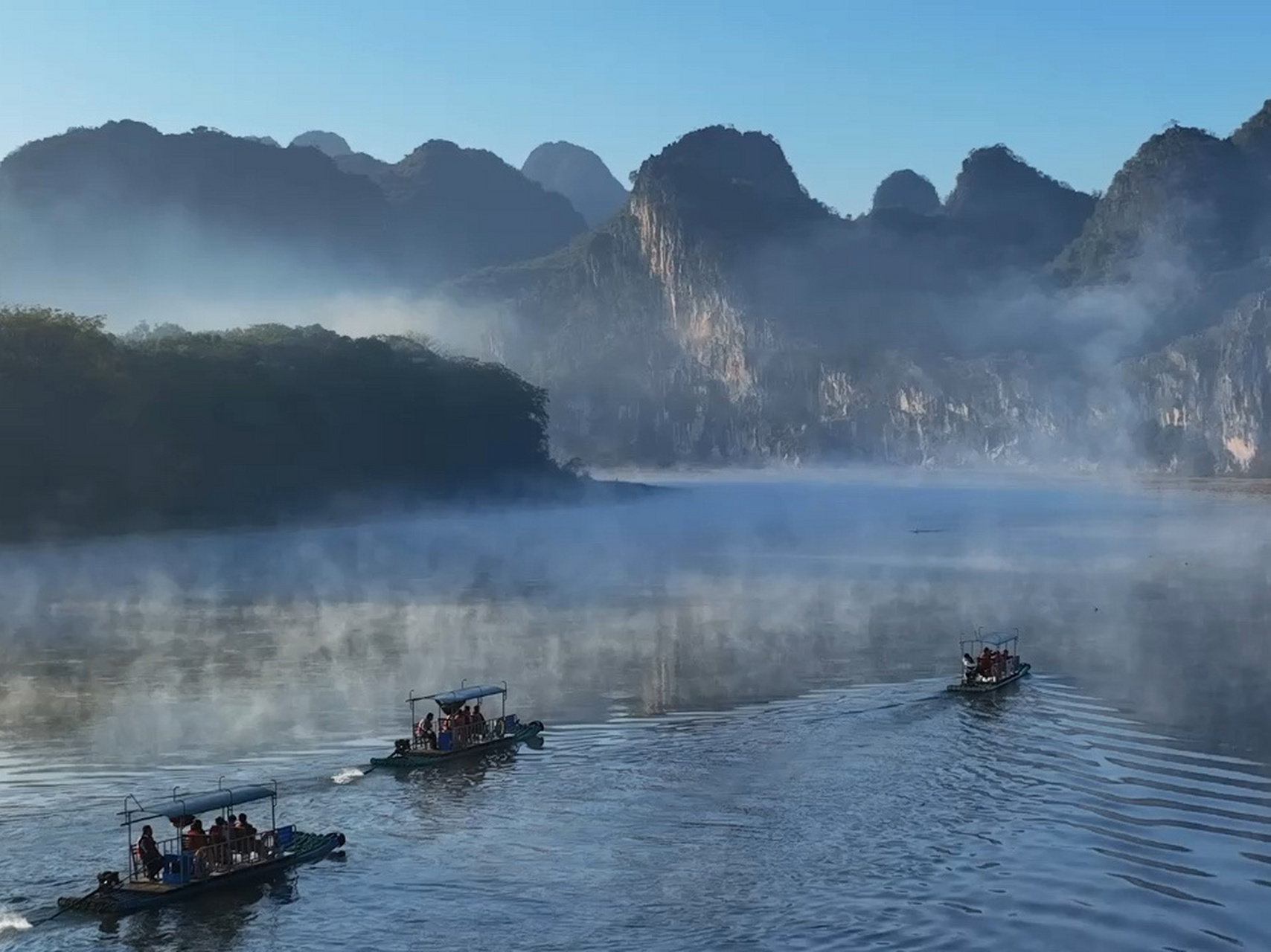 人间仙境|漓江竹筏 最近是桂林雨季,雨水过大会导致水面浑浊,很多竹筏