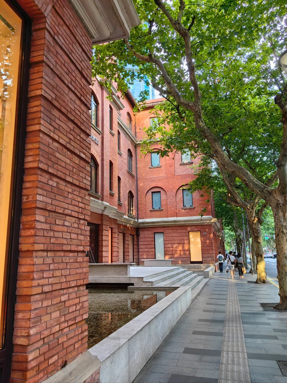 🏠:上海新天地 🚇:一号线黄陂南路2号口 🎫:免费 	 每次去上海