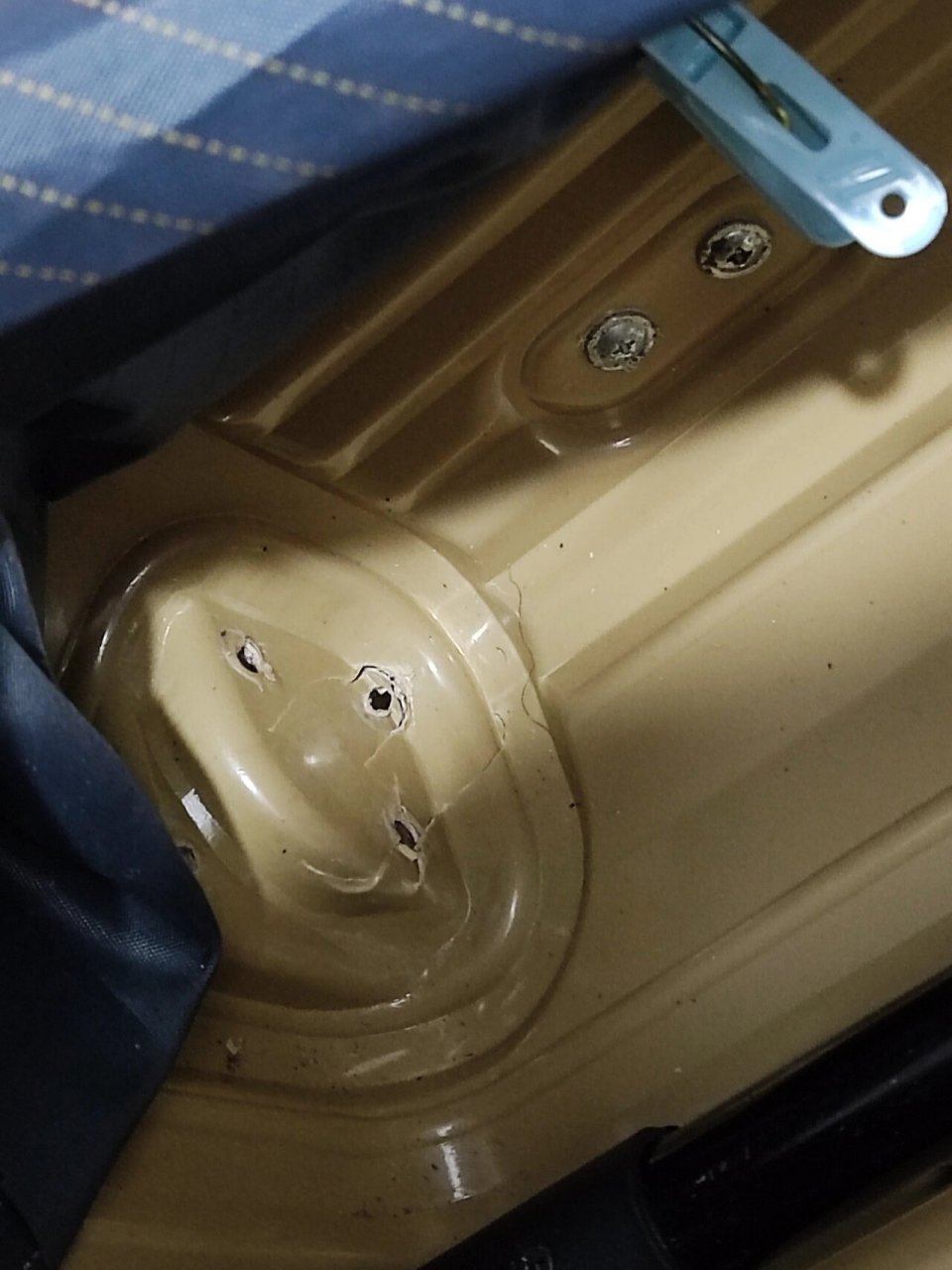 只用20 90就能自己修好行李箱 首先说明一下我的行李箱受损的情况