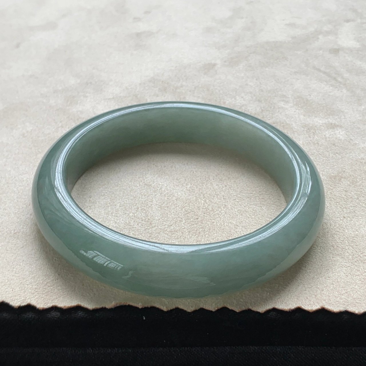 细糯种油青色翡翠手镯正圈,拍的灰了 很多人对油青手镯有误解,觉得油