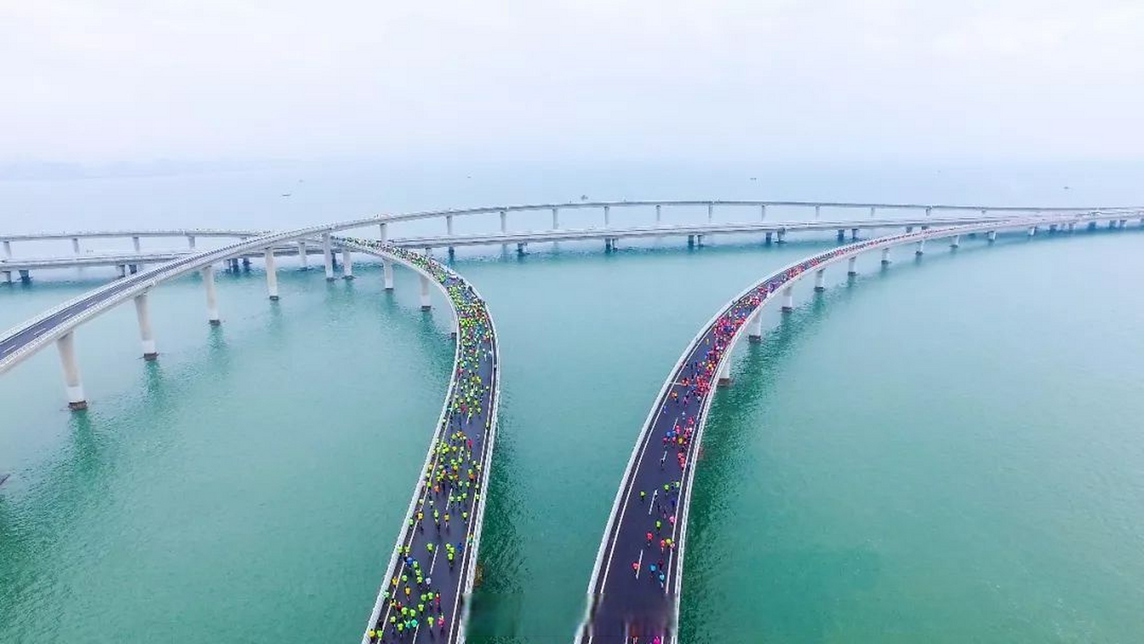 赛事报名通道将于5月22日10时正式开启,广大跑友可通过青岛海上马拉松