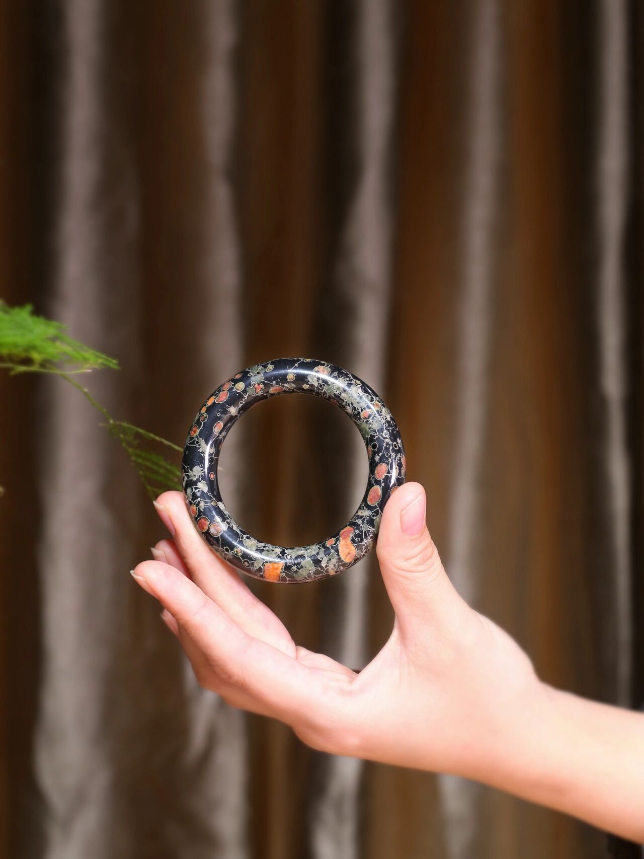 梅花玉又称汝阳玉 96这种玉石因表面有五颜六色的梅花图案而得名