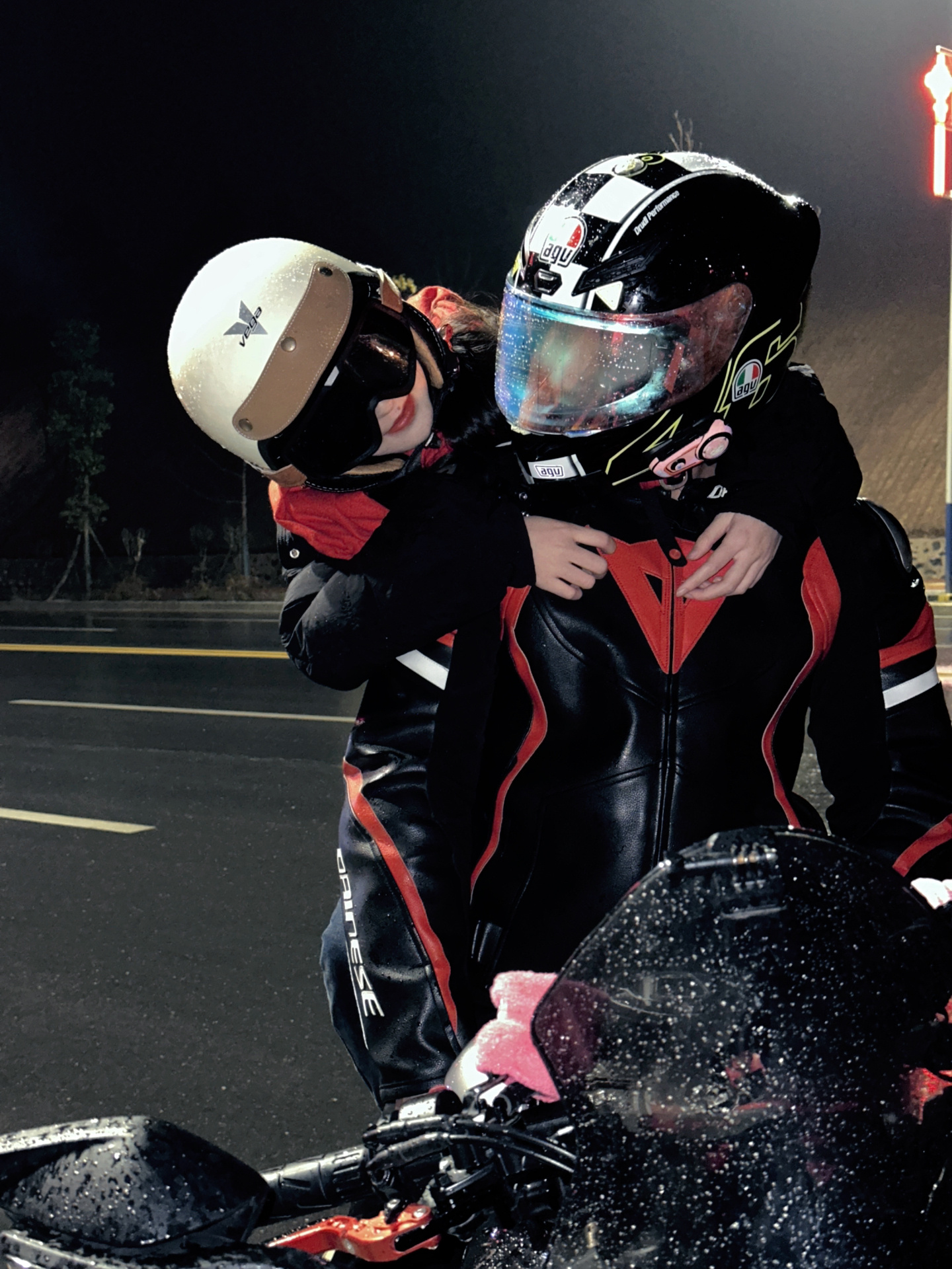 9292机车情侣照 浅拍一下92 下雨天7415当了回挡泥板