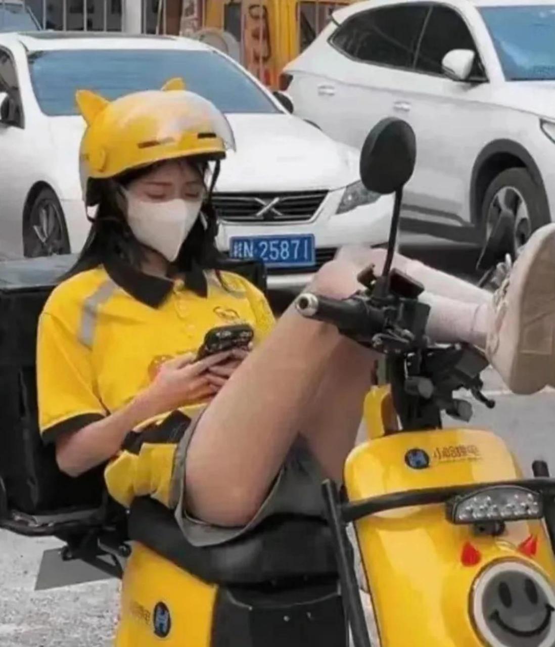 女外卖员网上火了!