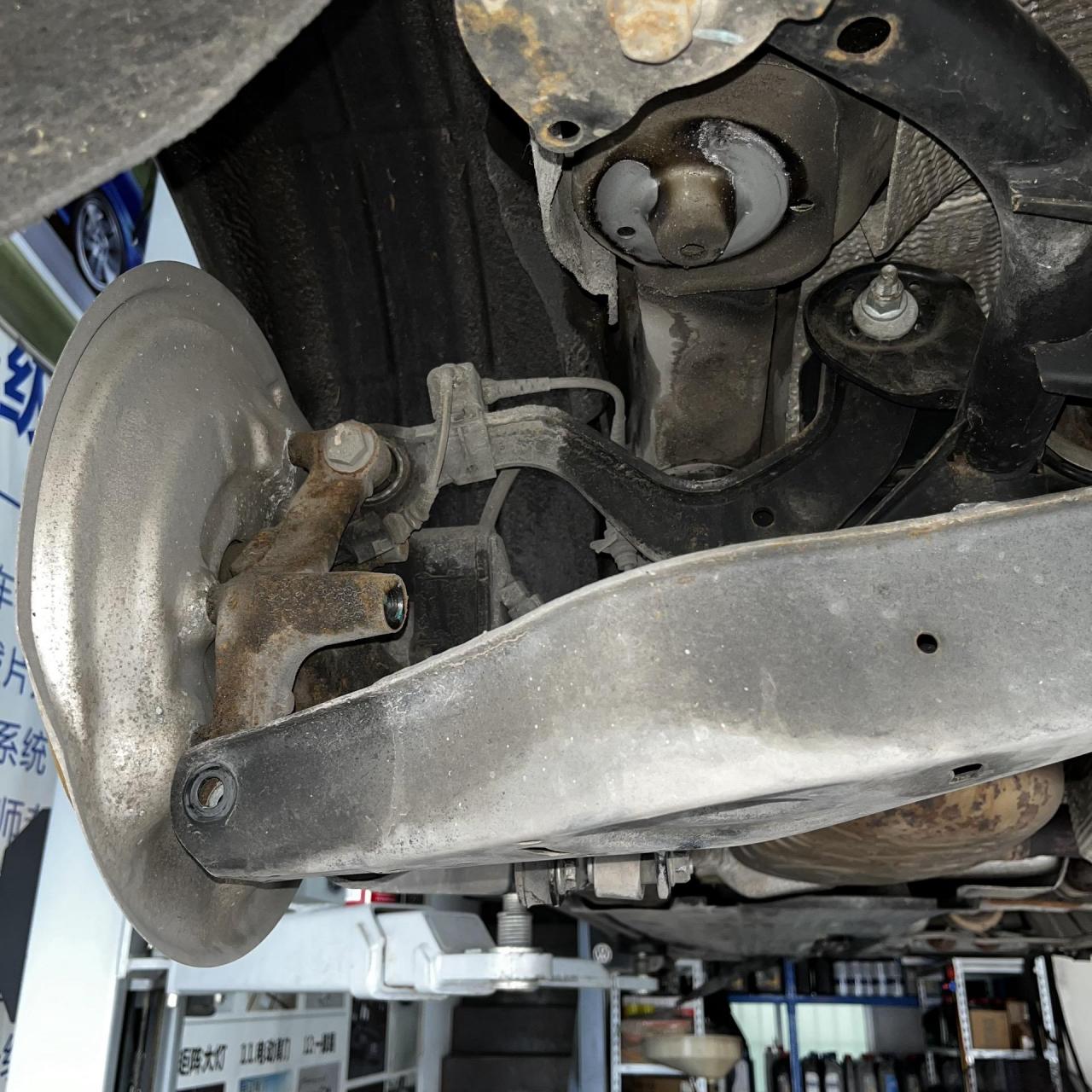 迈腾b7 整备底盘更换减震器.