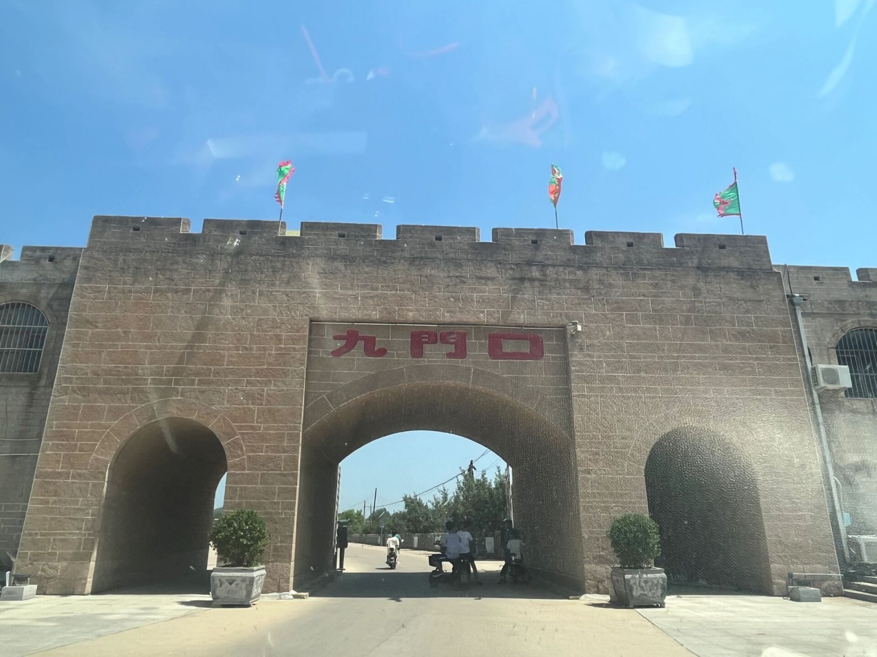 是全国唯一一处建在水上的长城,九门口长城的建筑方式打破了修筑长城&