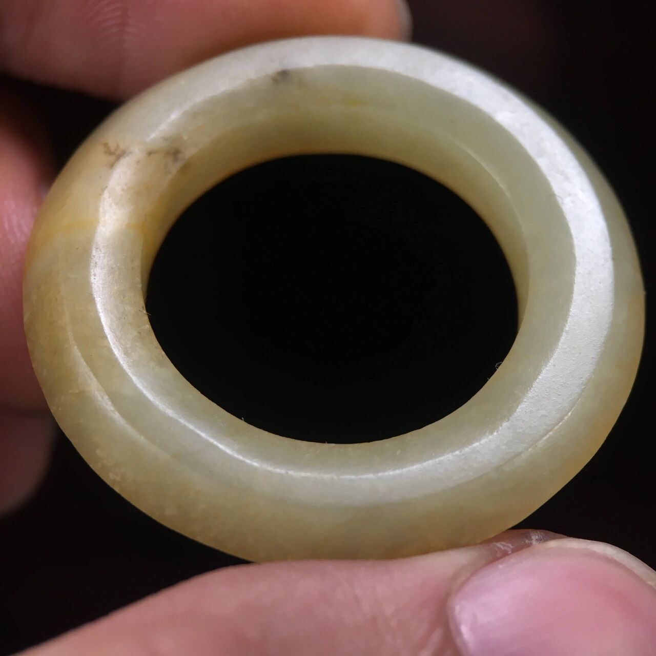 汉代三才环 玉环以黄玉为材,玉质致密温润,光气熟润,局部受沁,随玉环