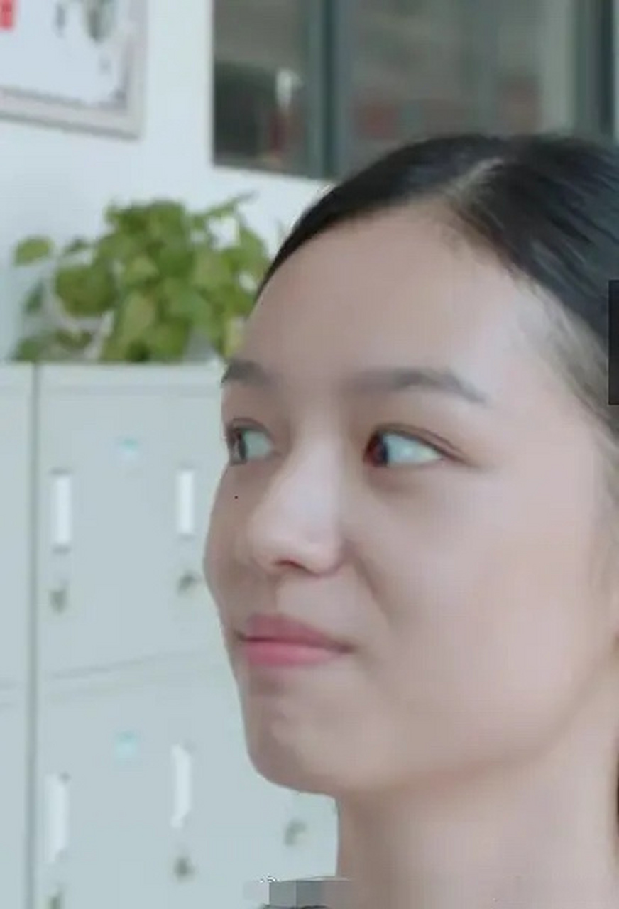 周也笑起来真的不好看,感觉笑起来总是露下排牙齿,嘴凸兜齿就是这样的