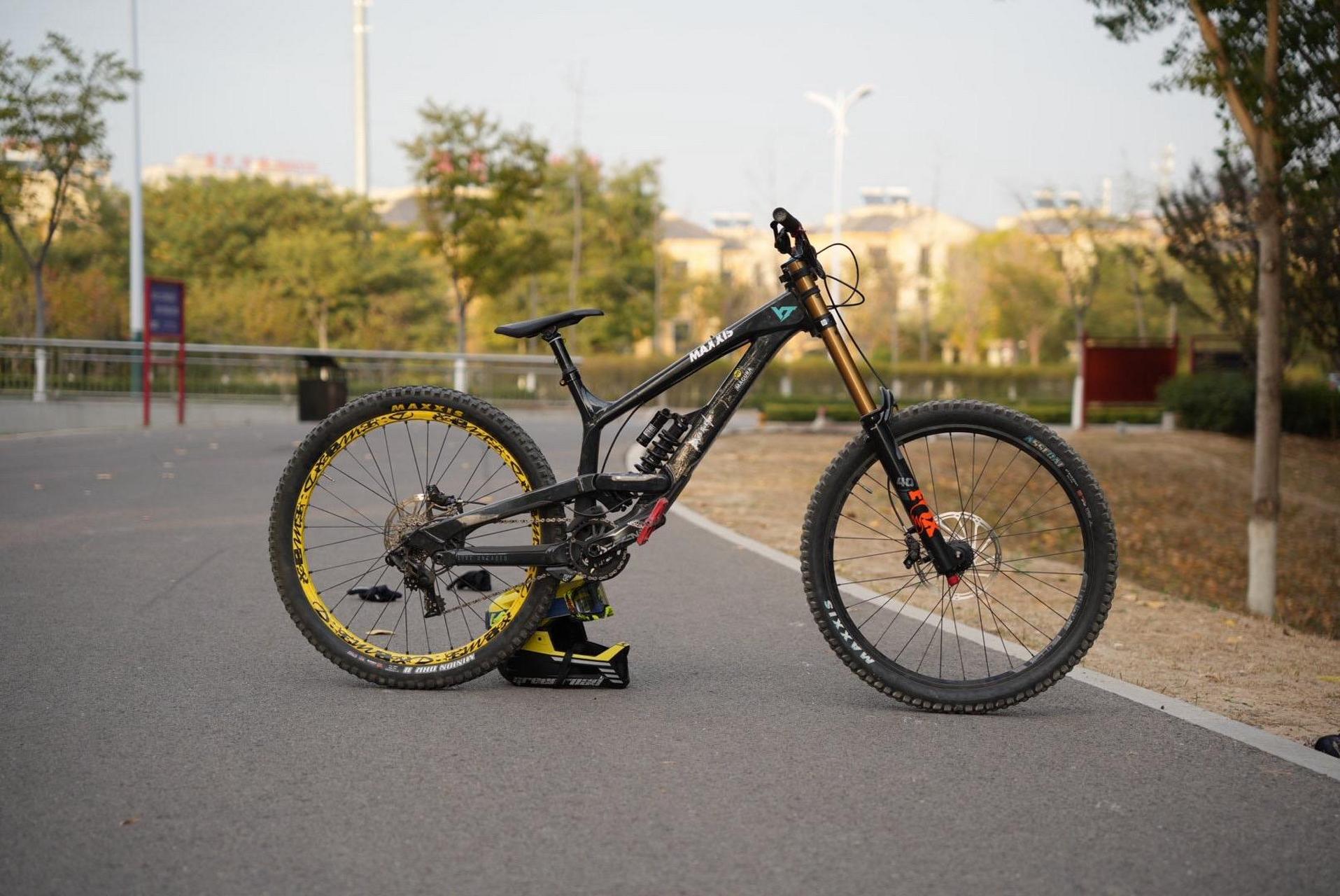 欣赏yt tues 速降山地车