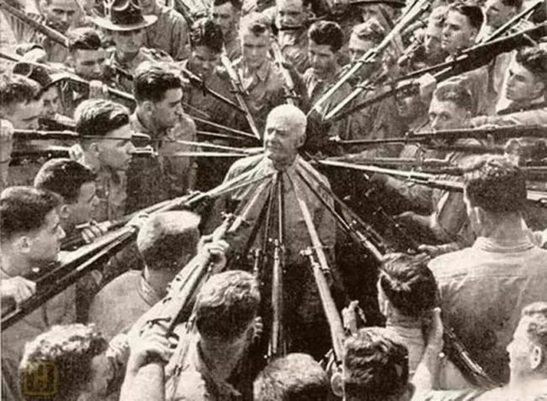 1943年上校安东尼,白刃战专家,命令受训的海军陆战队尝试用刺刀对着他