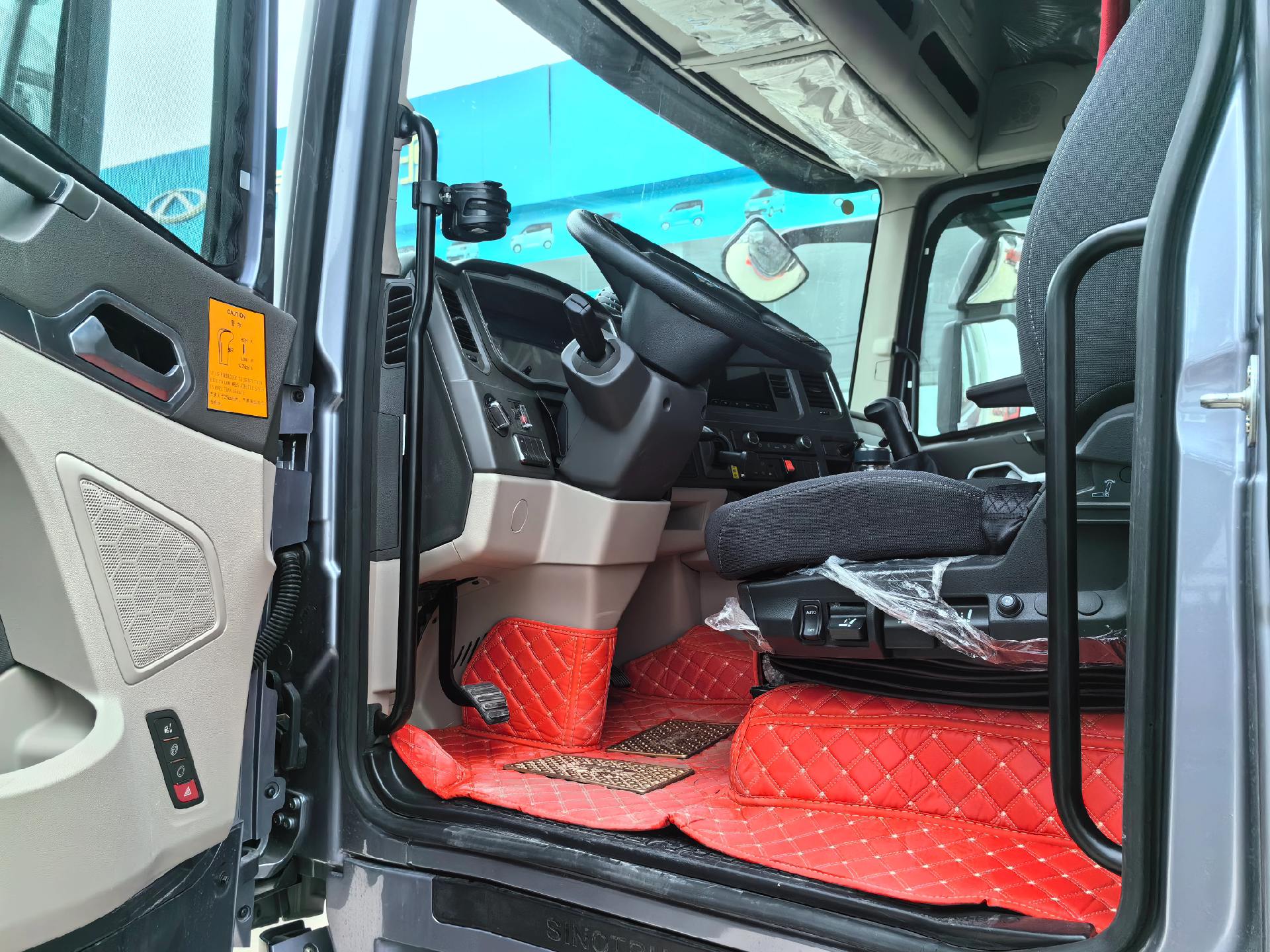 豪沃最新款max,国内唯一一家把牵引车驾驶室放到载货车上的!