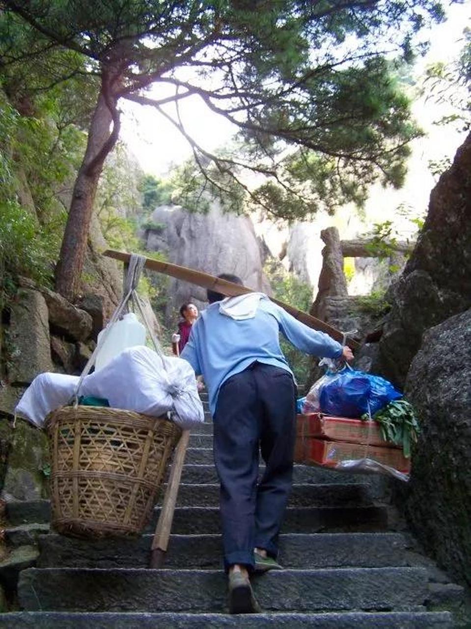 安徽挑山女人汪美红,一颗火热执着的心啊,挑山17年,抚育3个子女成人