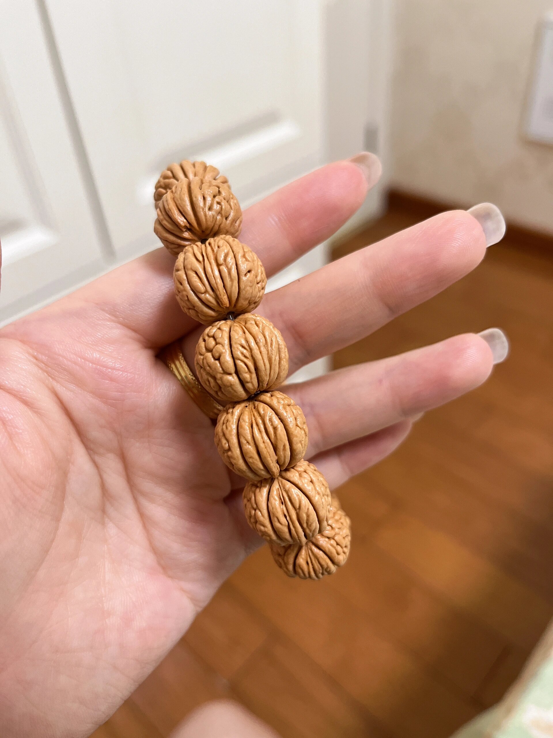 看看小仙女们的桃核手串搭配