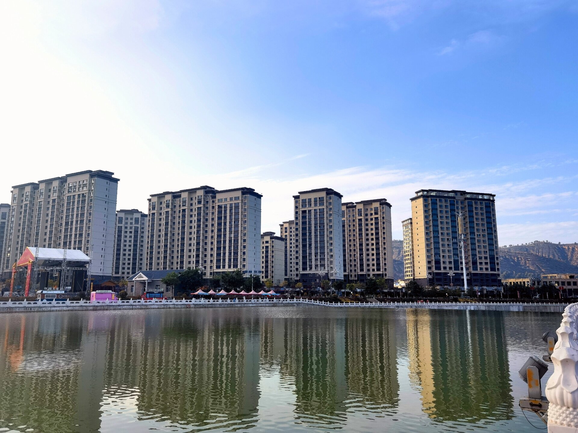 康乐胭脂湖公园 秋日美轮美奂  康乐县的胭脂湖公园在秋天呈现出一片