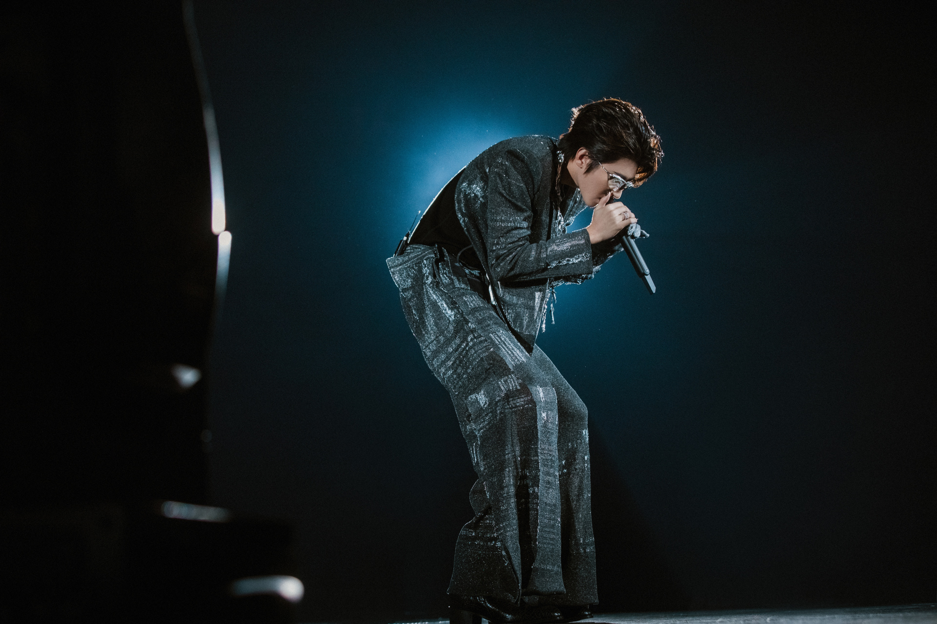 迷宫再次降临,@蔡徐坤 身着特别定制银色3d打印套装,燥翻全场.