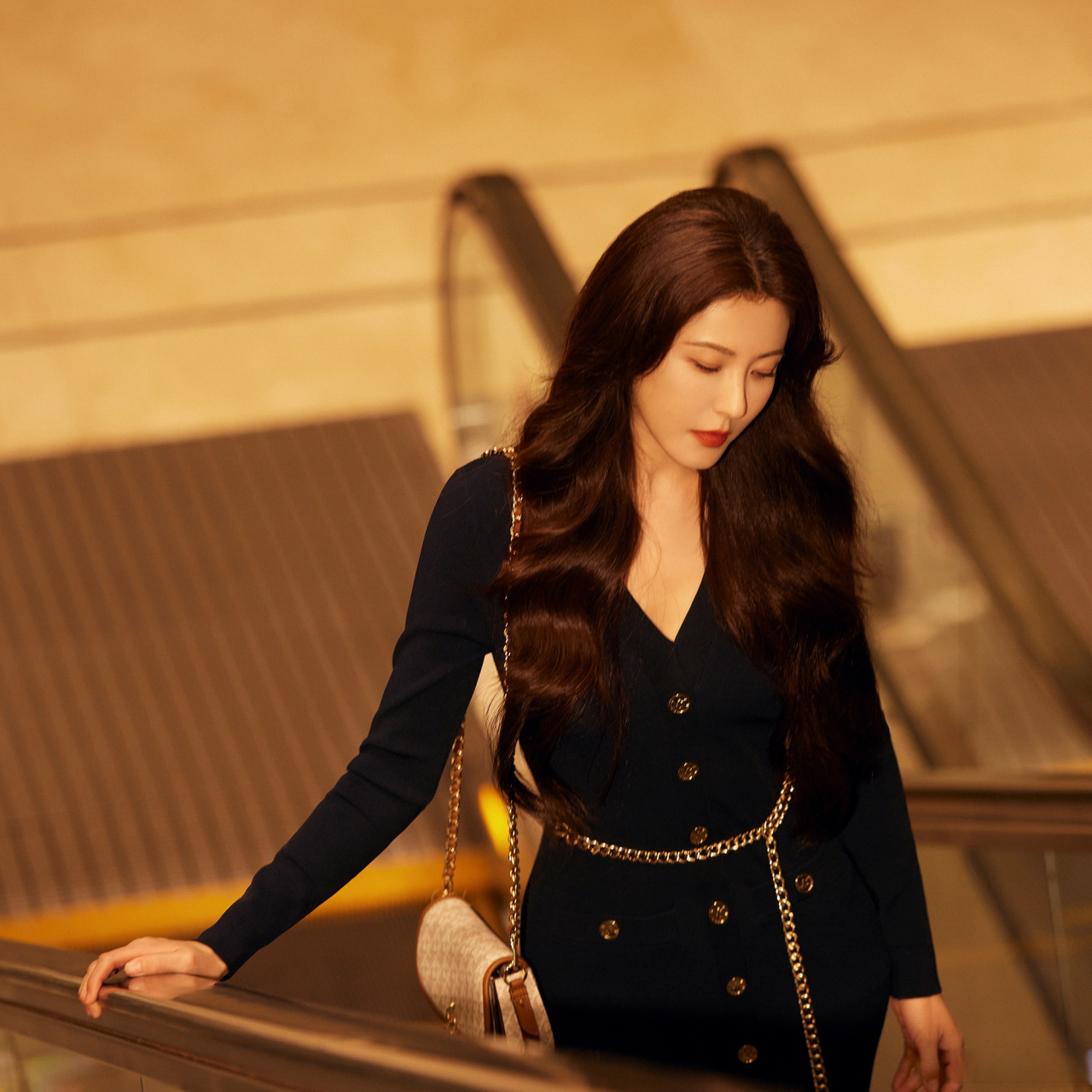 曾黎的穿搭公式# 工作日和大家分享我的秋冬通勤穿搭,选一条藏巧