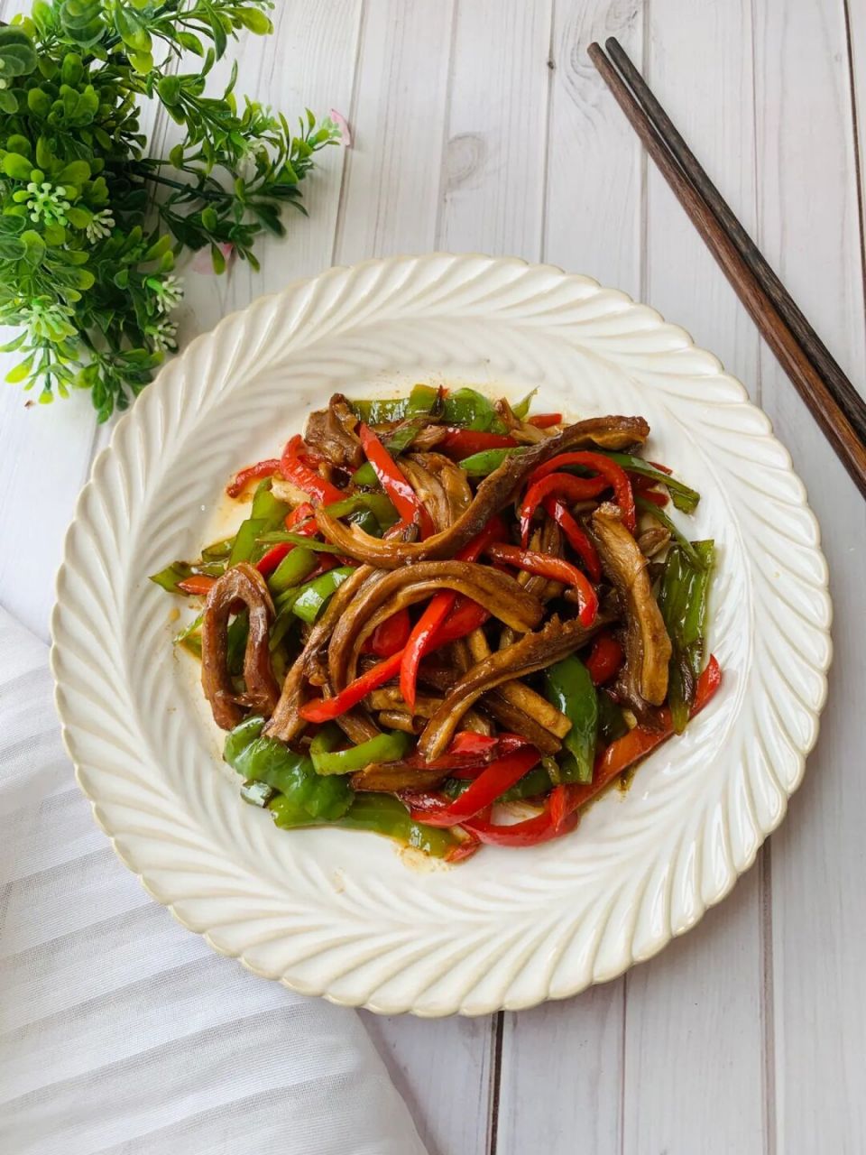 双椒炒肚丝|脆爽开胃又下饭 95准备食材:卤红猪肚,红辣椒,螺丝椒,葱