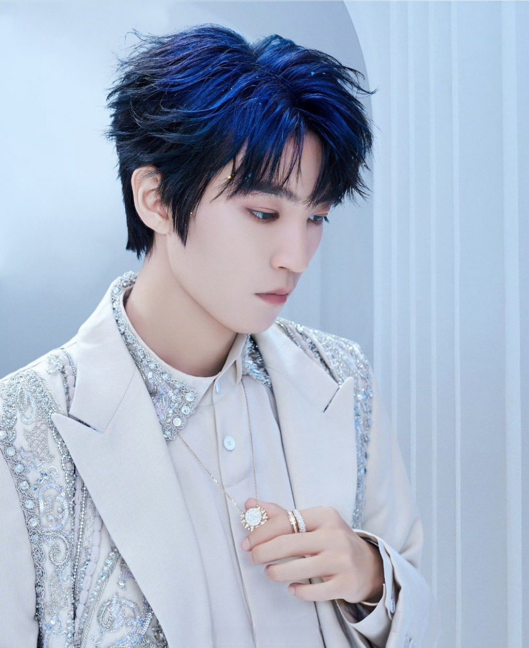 一头蓝发也太帅啦,不愧是王俊凯