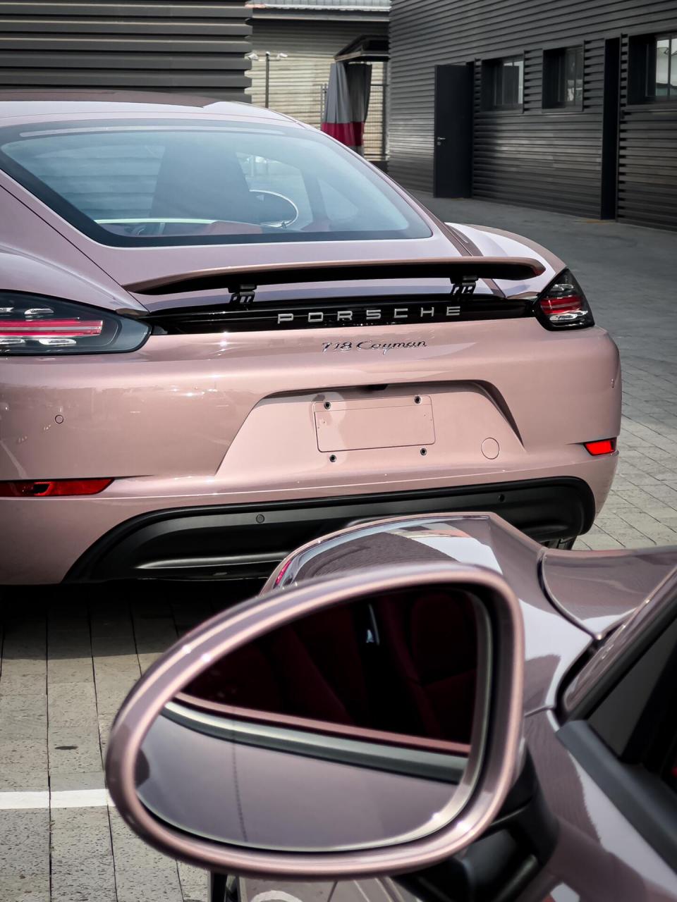 哇哦我的梦中情车,保时捷冰莓粉!适合女生开的车 taycan和小米su7对比