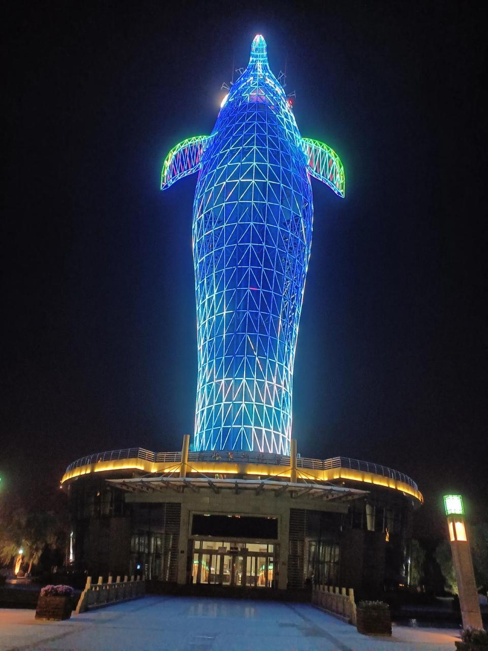 嘉峪关两个地标建筑,应该是它们了吧?神州塔,东湖气象塔(河豚)