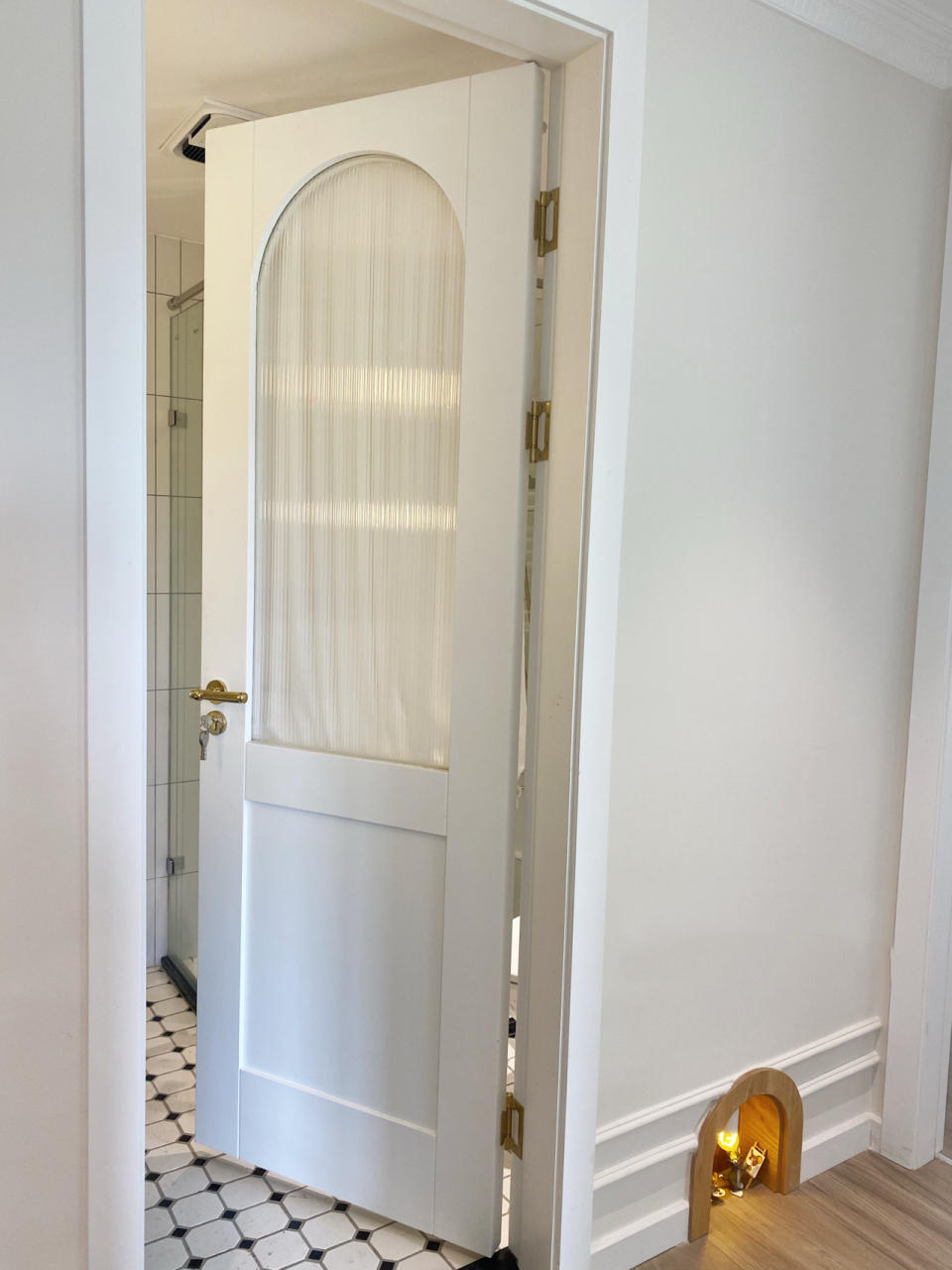 卫生间门这样做也太美了78 卫生间门弧形长虹玻璃门77绷纱的设计