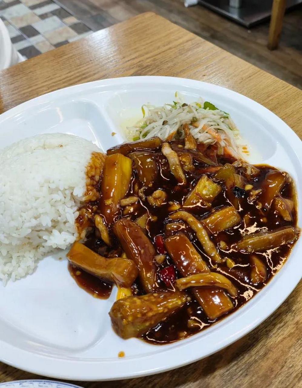 今天去闵行区碧江广场办事,到了吃饭的时候,随便进了一家饭店,点了