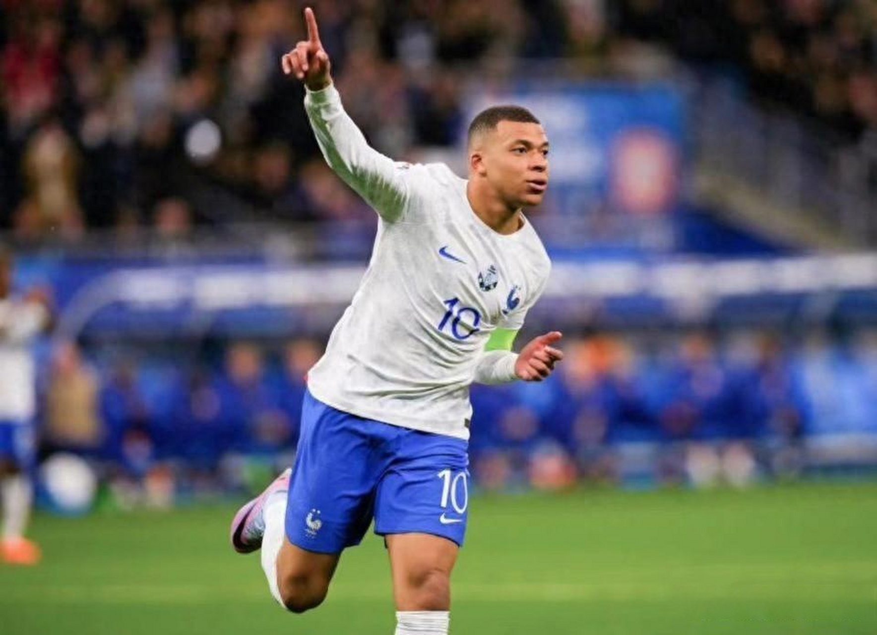 2024欧洲杯预选赛b组迎来两场焦点战,法国队2:0战胜爱尔兰,荷兰3:0