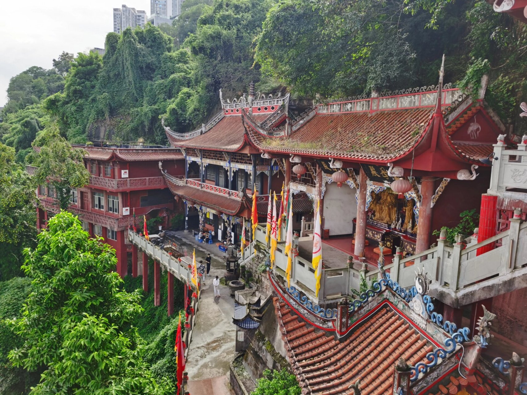 半山崖线徒步 半山崖线步道因串联了重庆渝中区,沙坪坝区的五大公园