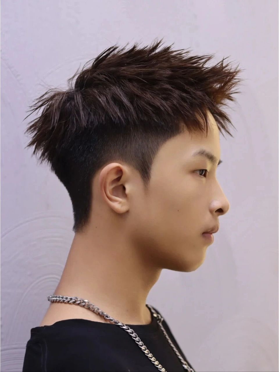 钢夹前刺 立体感十足的一款发型 后脑勺塌,扁平的小哥哥可以尝试 整体