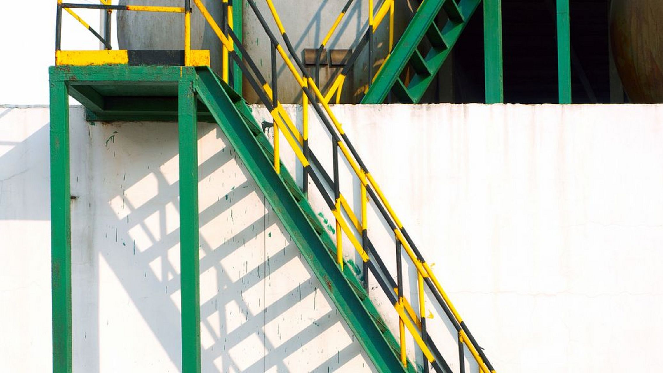 2,悬挑钢管脚手架底部必须严密封闭,操作层满铺脚手板,与脚手架霸扎