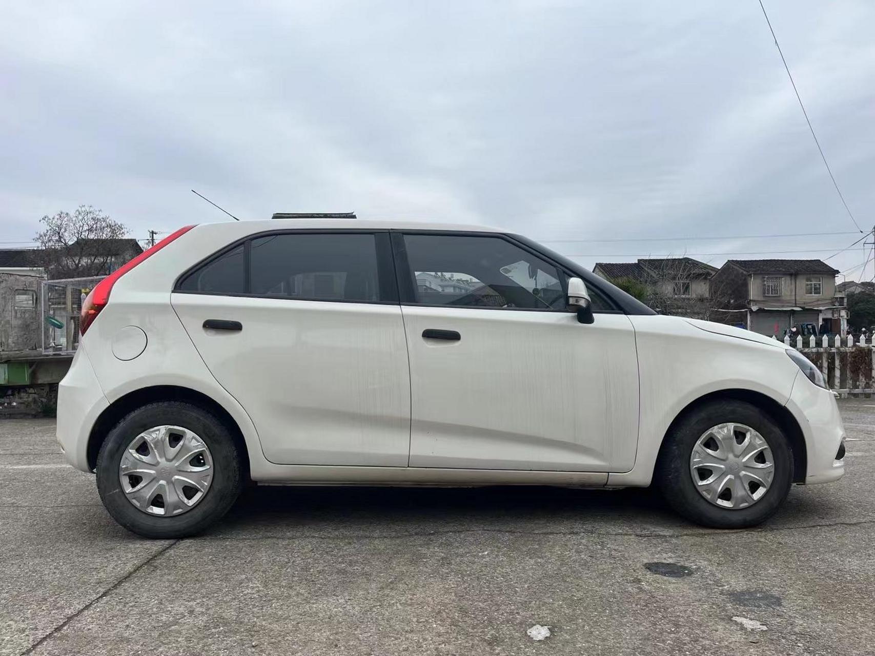 发放福利福利 2014年的名爵m3自动档的小型两厢车,全车原版,1.