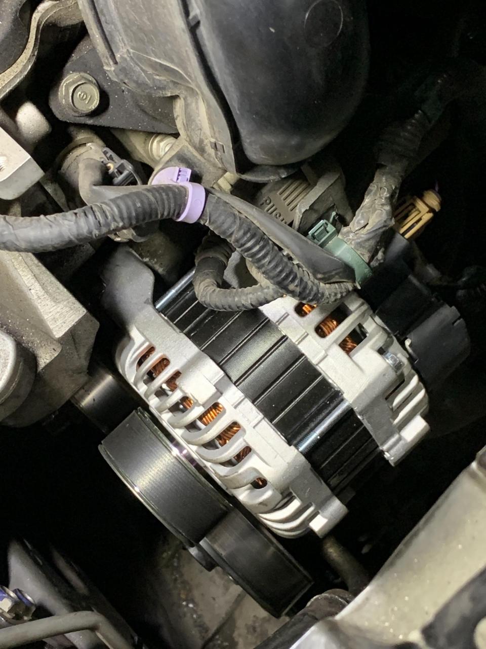 本田缤智更换发电机,皮带!