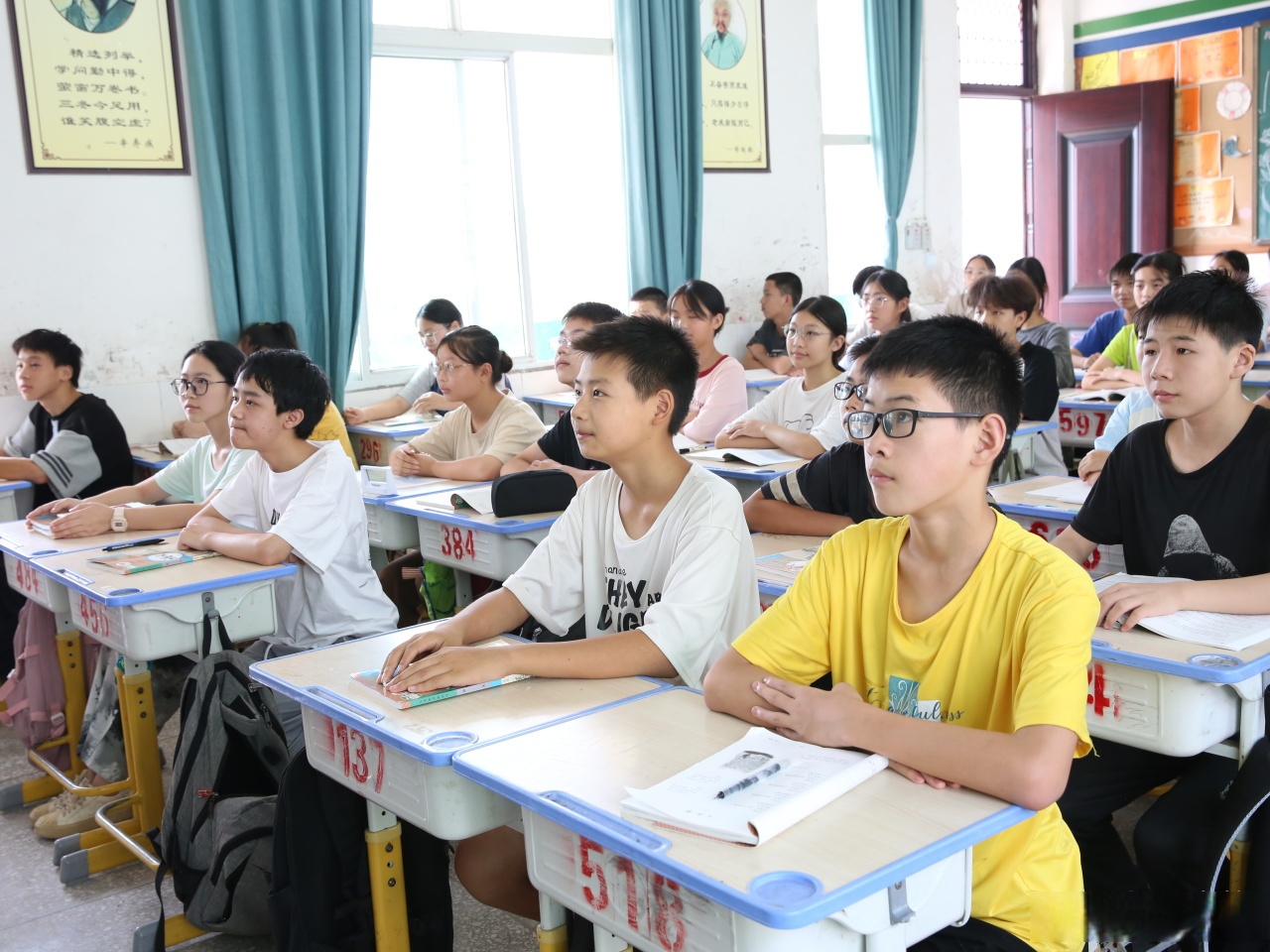 广安区学校这样降温解暑 9月11日,在广安区井河镇初级中学校一教室内