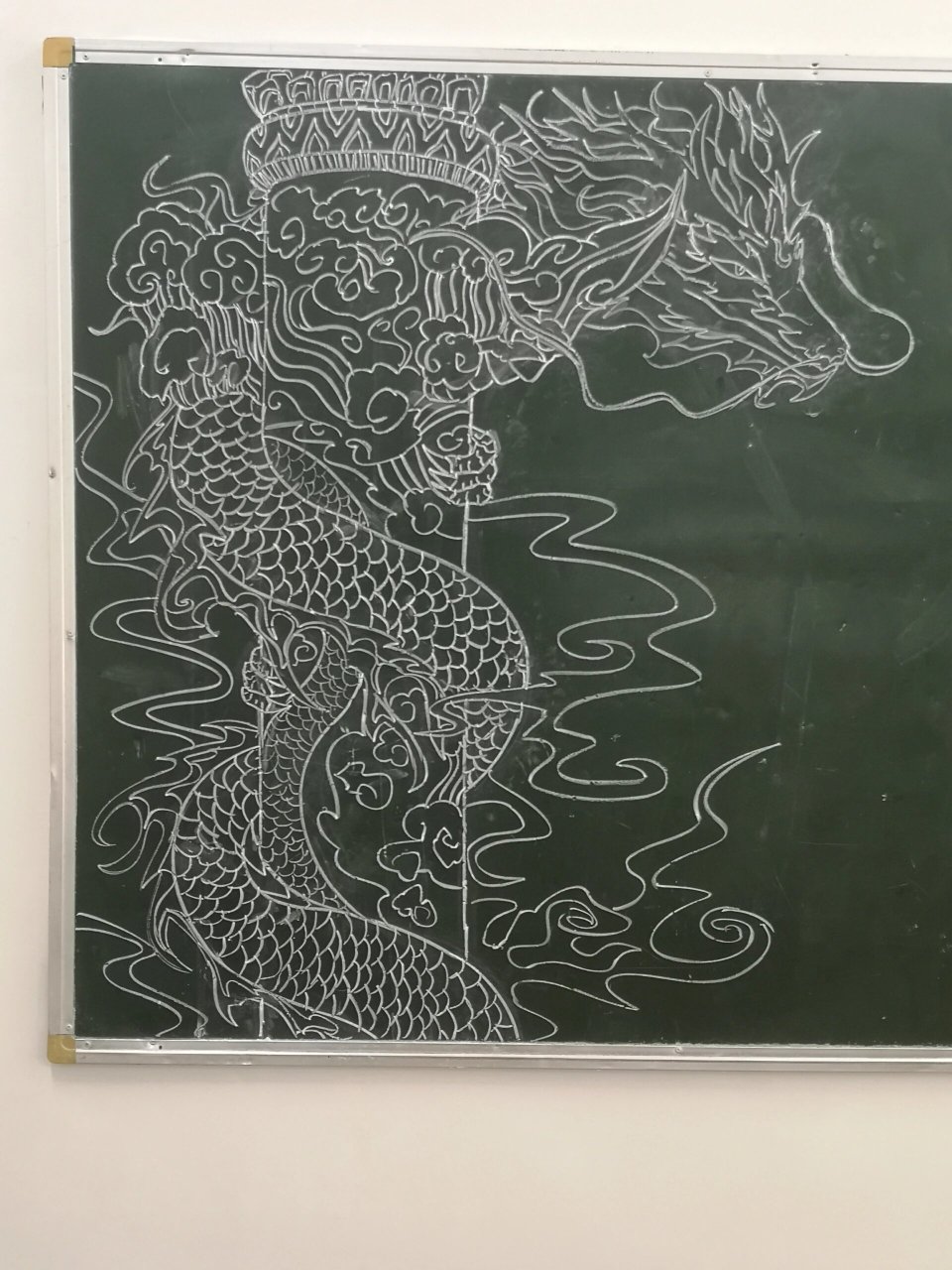 今天黑板报画了一条龙(我都记不起我这是第几次画华表了画的是关于